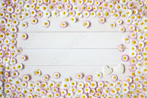 Fototapeta Naklejka Na Ścianę i Meble -  Wooden light background with daisies and hearts
