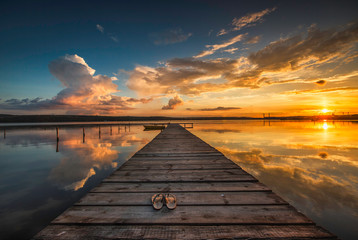 Fotobehang Pier Kleine steiger met boot  © ValentinValkov