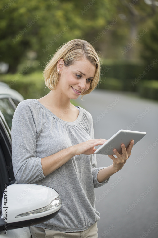 Obraz premium woman condcutor using tablet