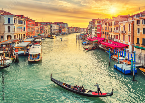Fototapet Gondola near Rialto Bridge in Venice, Italy