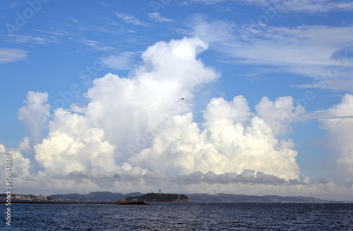 茅ヶ崎から見る江の島と積乱雲 上空に架かる入道雲で江の島が小さく見えた。