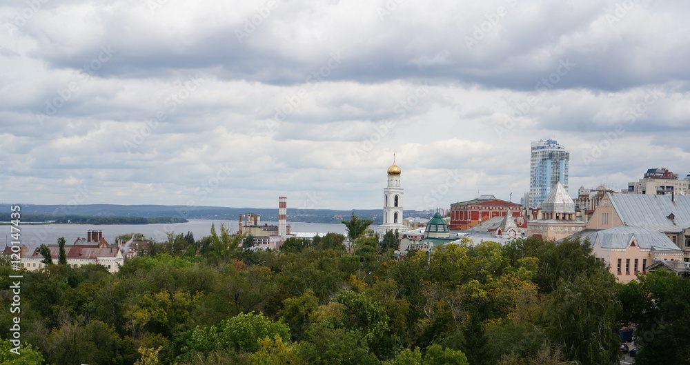 Obraz premium Вид на реку Волга, город Самару , драмтеатр, Иверский монастырь, жигулёвский пивзавод 