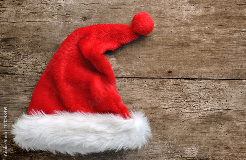 bonnet de Noël en fourrure sur fond bois