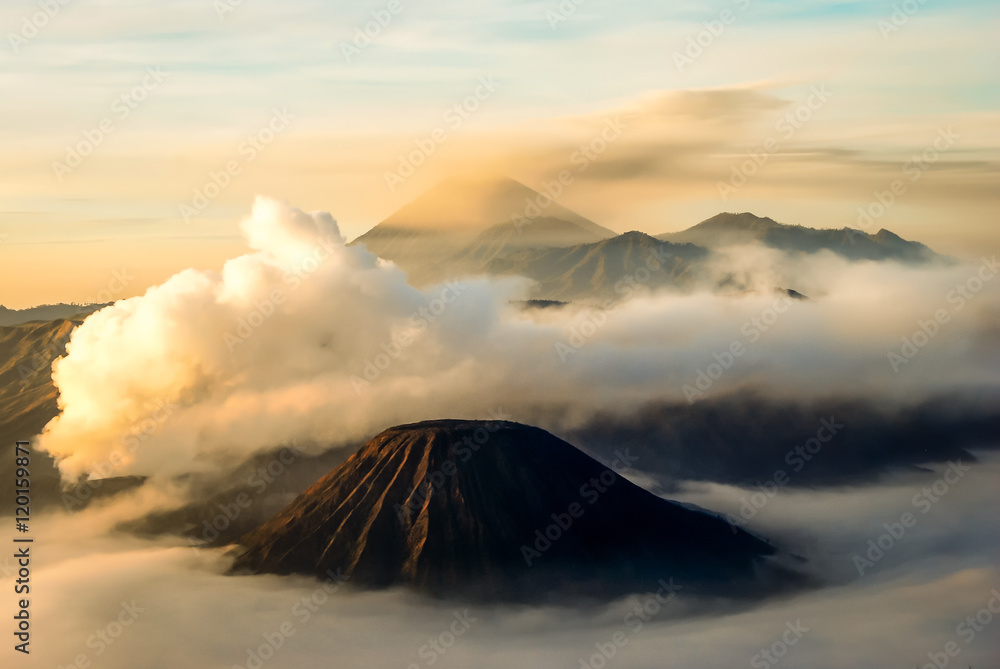 Mount Bromo auf java bei Sonnenaufgang