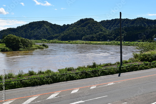 日本三大急流 最上川 ／ 山形県内の源流から河口まで流れる日本三大急流の一つ、最上川を撮影した写真です。一つの都府県のみを流域とする河川としては、延長229kmと国内最長の河川です。撮影当日は前日の大雨により増水し濁っていました。