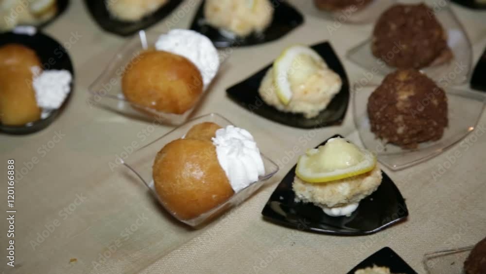 Pasticcini serviti a un Buffet di un Matrimonio Serale Pasticcini serviti a un Buffet di un Matrimonio Serale