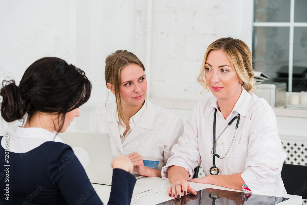 Obraz premium Group Of Doctors Having Meeting In A Hospital office examining x-ray