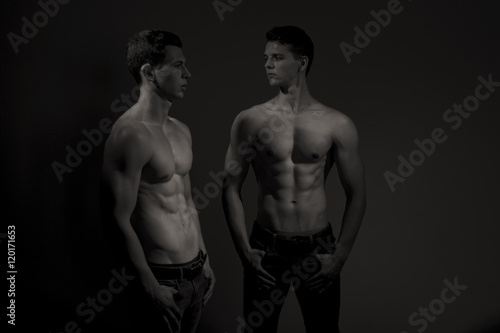 Sportliche Männer Body im Schatten Porträt
