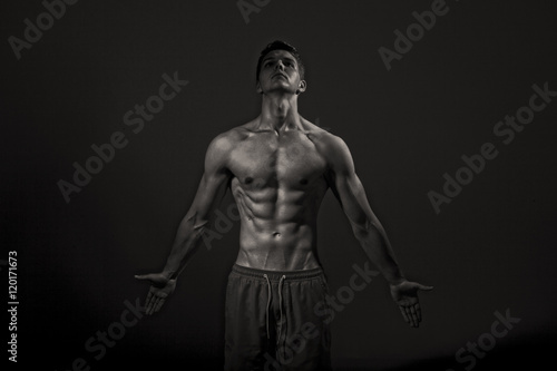 Sexy sportlicher Mann mit Sixpack dunkel Porträt