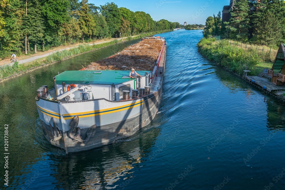 Frachtschiff auf der Leine in Höhe Ahlem Frachtschiff auf der Leine in Höhe Ahlem