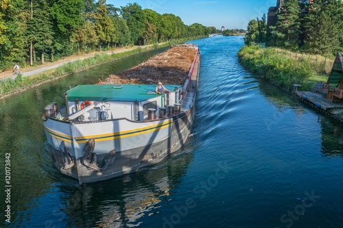 Frachtschiff auf der Leine in H  he Ahlem