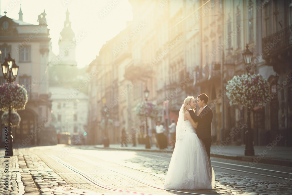 Obraz premium happy man and his wife met in the city center