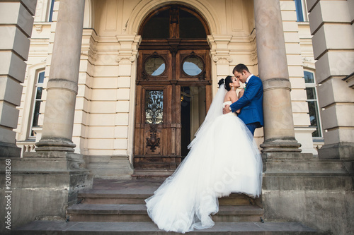 Bilde på lerret husband and his wife standing on the stairs