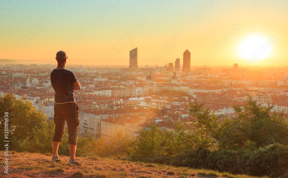 Φωτογραφία Man enjoying the sunrise over the city of Lyon, France.