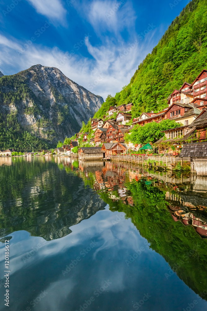 Obraz premium Breathtaking dawn at mountain lake in Hallstatt, Alps, Austria