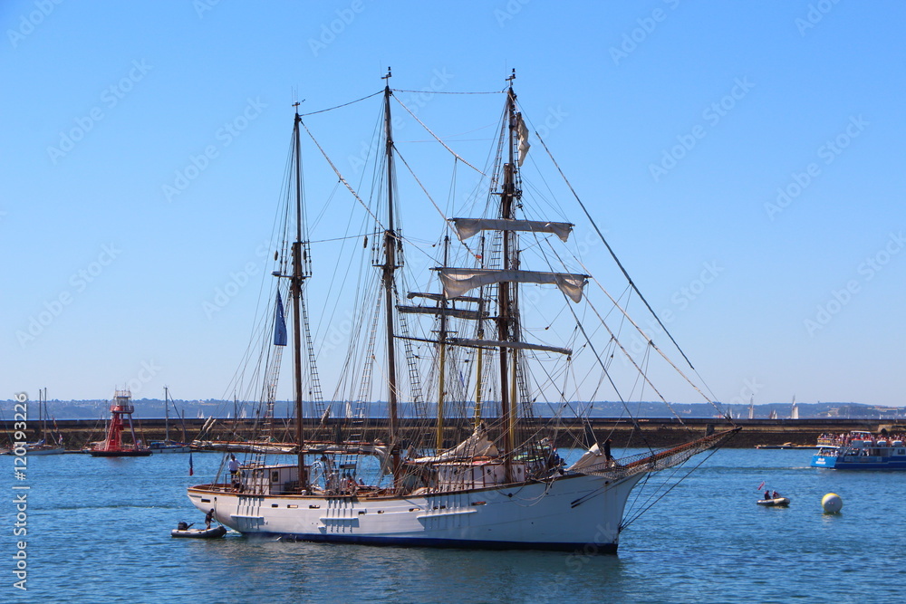 Voilier de retour au port de Brest