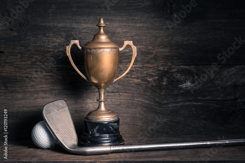 Fototapeta stare trofeum z kijem golfowym