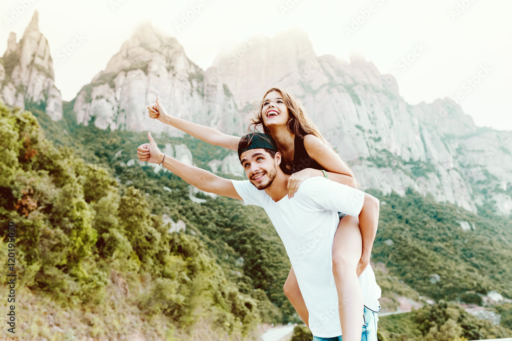 Naklejka premium Beautiful young couple enjoying nature on mountain.