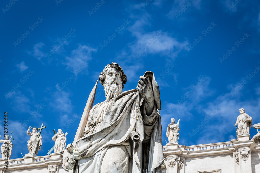Obraz premium Statue vor blauem Himmel vor dem Petersdom