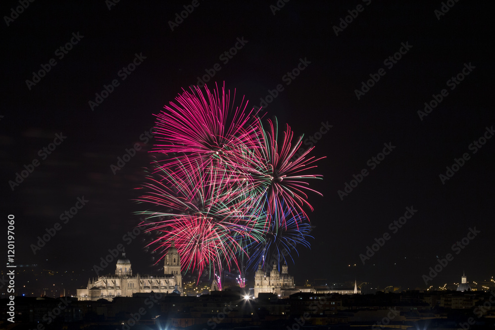 Fuegos artificiales durante la celebración de las Ferias y fiestas de Salamanca 2016 Fuegos artificiales durante la celebración de las Ferias y fiestas de Salamanca 2016