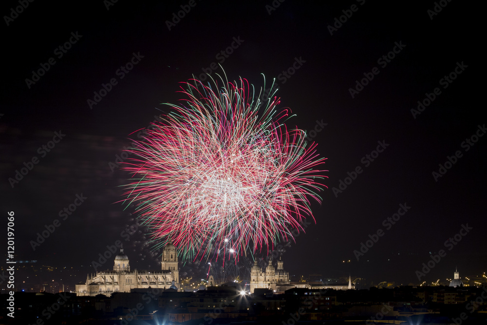 Fuegos artificiales durante la celebración de las Ferias y fiestas de Salamanca 2016 Fuegos artificiales durante la celebración de las Ferias y fiestas de Salamanca 2016