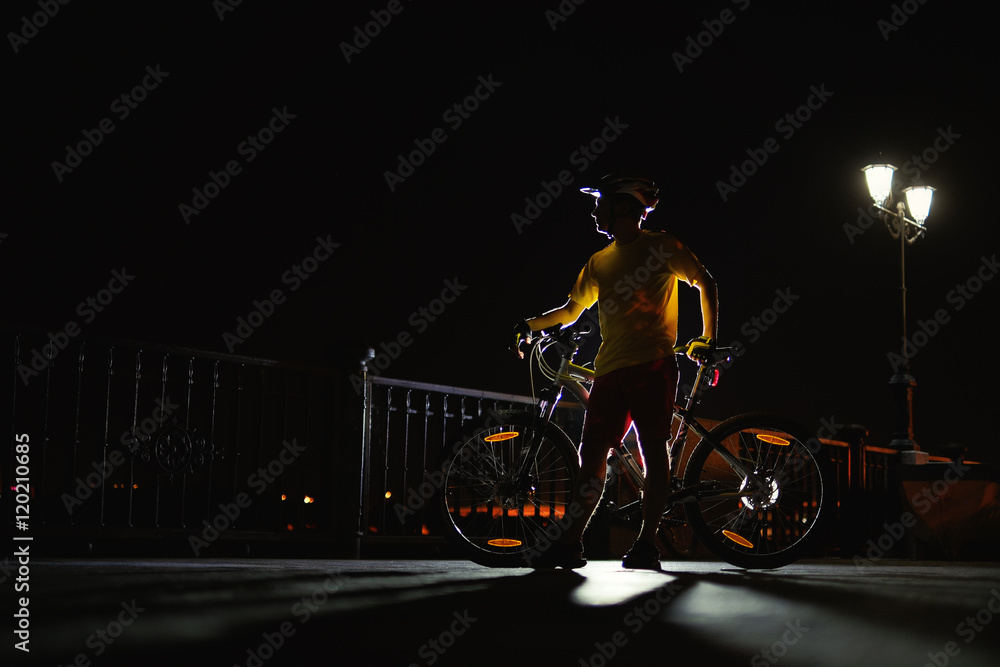 Obraz premium night bicycling in the city
