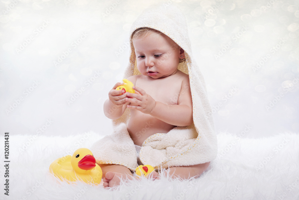 Bebé feliz en una toalla