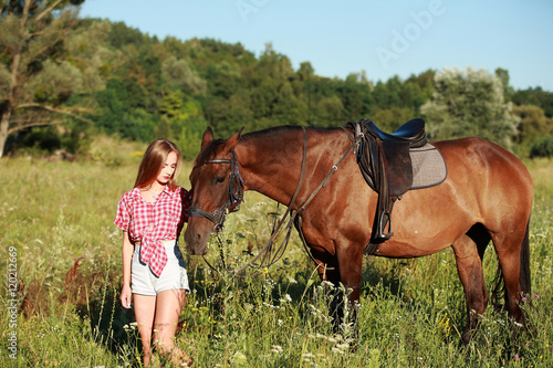 девушка блондинка с на прогулке с лошадью в поле © prohor08