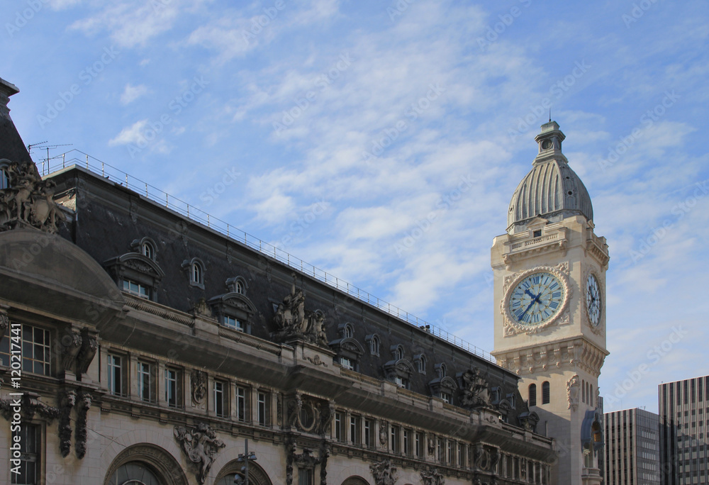 Bâtiment et horloge de la gare de Lyon - Paris