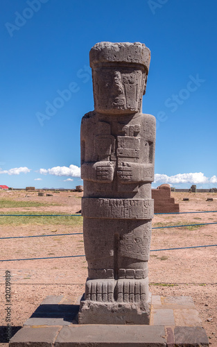 Foto Ancient statue at  Tiwanaku (Tiahuanaco), Pre-Columbian archaeological site - La