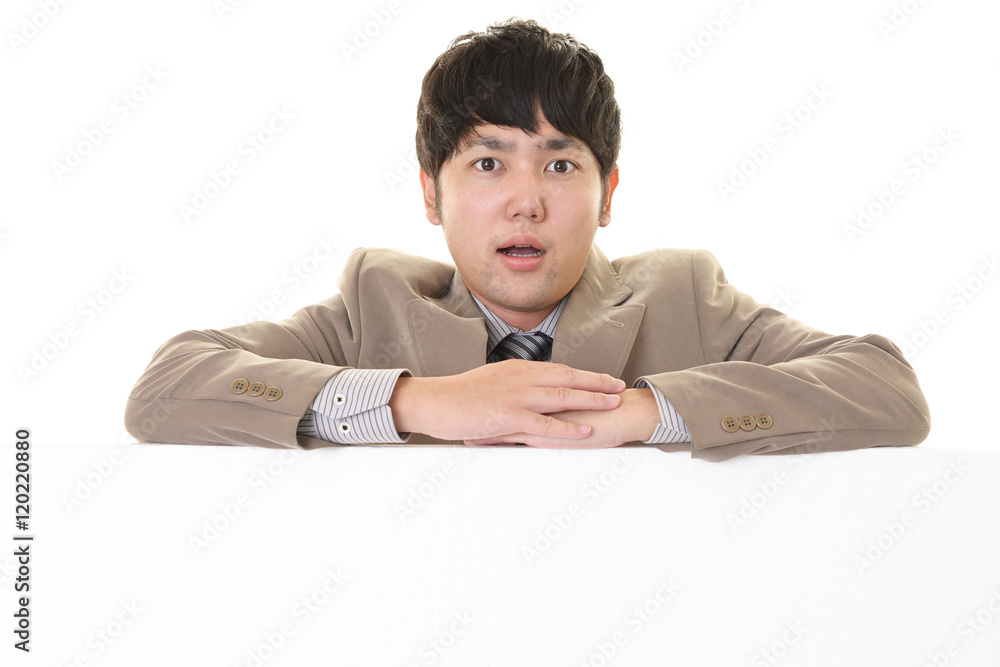 驚いた表情のビジネスマン