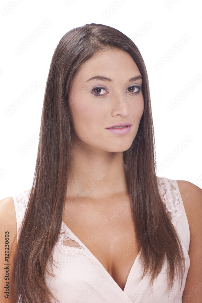 Hübsche junge Frau mit offenen Haaren und Blick in Kamera Hübsche junge Frau mit offenen Haaren und Blick in Kamera