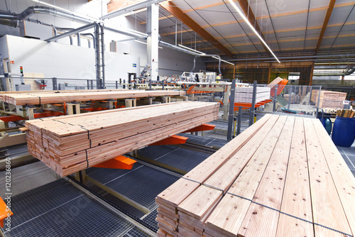 Tableau sur toile Holzbretter in einem Holzwerk // wooden boards in a timber
