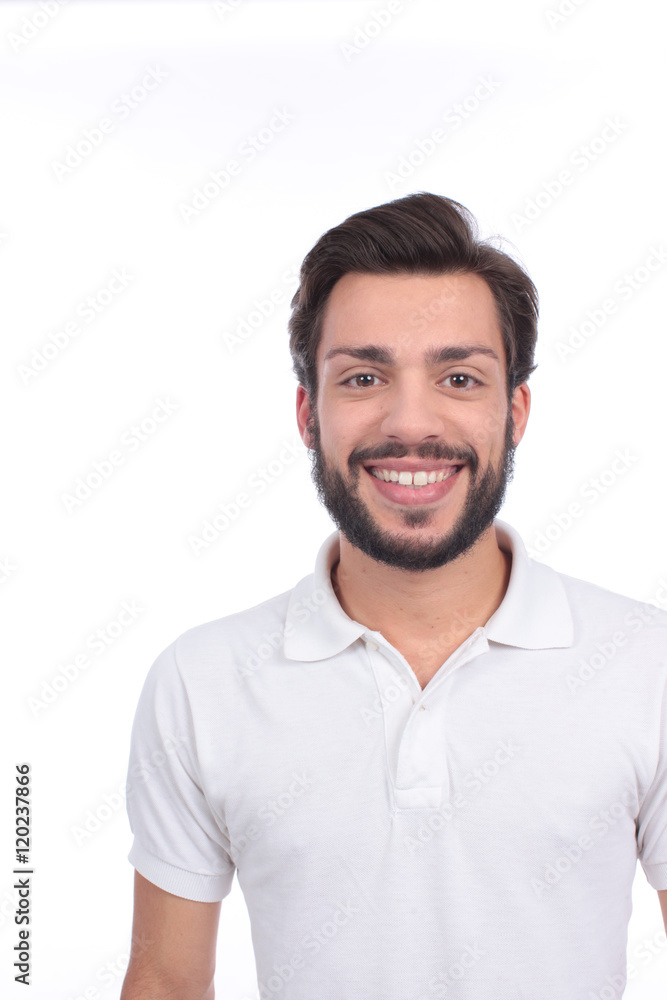 Attraktiver junger Mann im weißen Poloshirt blickt lächelnd in Kamera Attraktiver junger Mann im weißen Poloshirt blickt lächelnd in Kamera