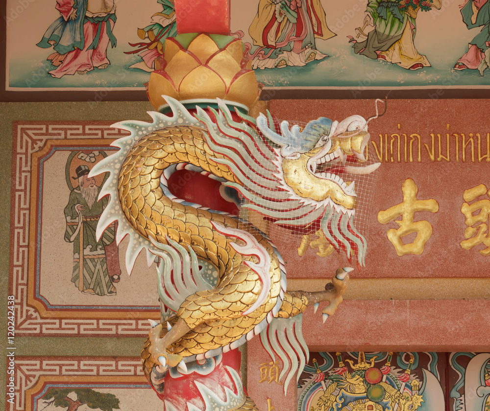 Φωτογραφία Golden dragon statue at the entrance to the shrine of the chinese in thailand