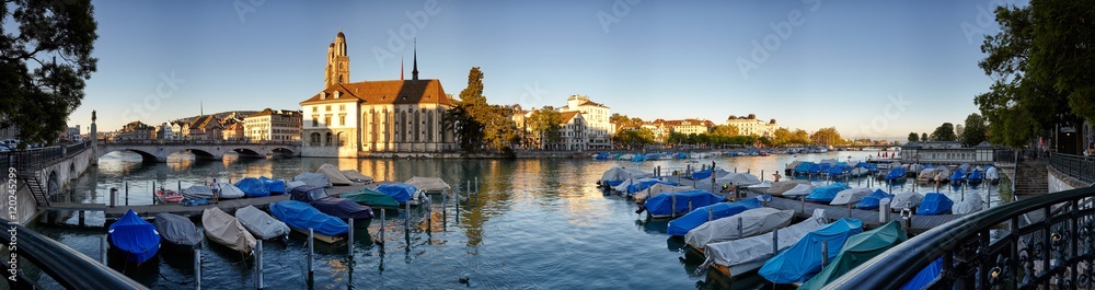 Panoramabild vom Limmatquai Zürich, Abendsonne, Fluss Limmat; Münsterbrücke; Motorboote