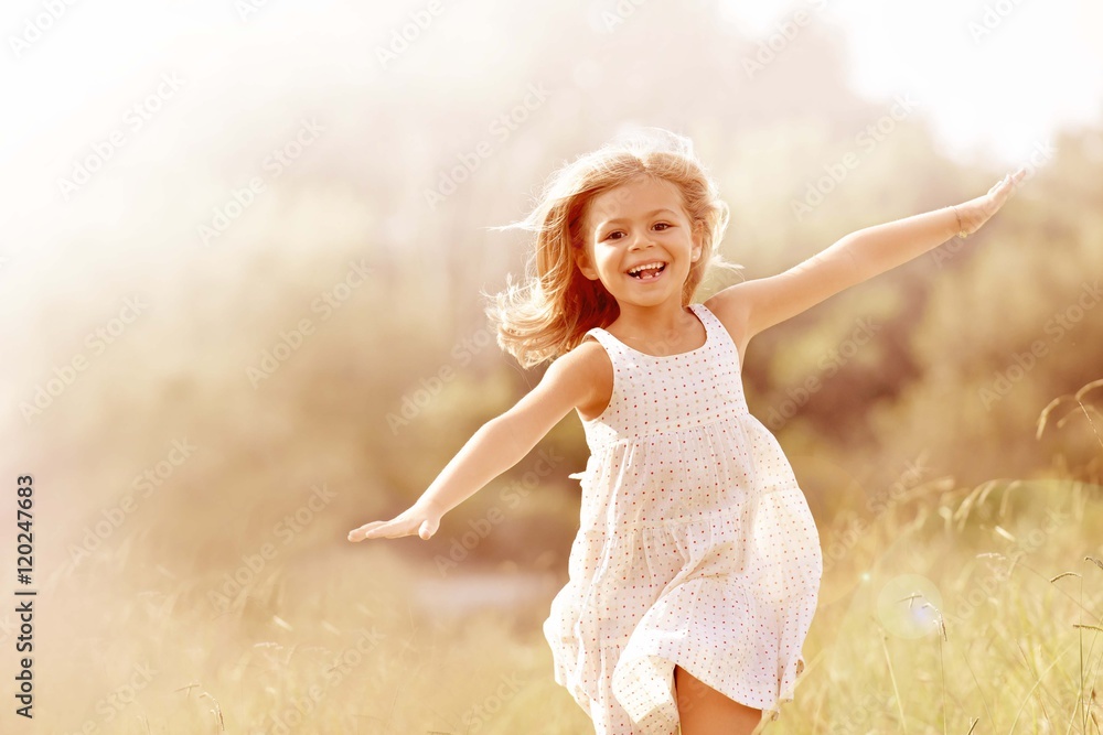 Little girl running in country field in summer - obrazy, fototapety, plakaty 