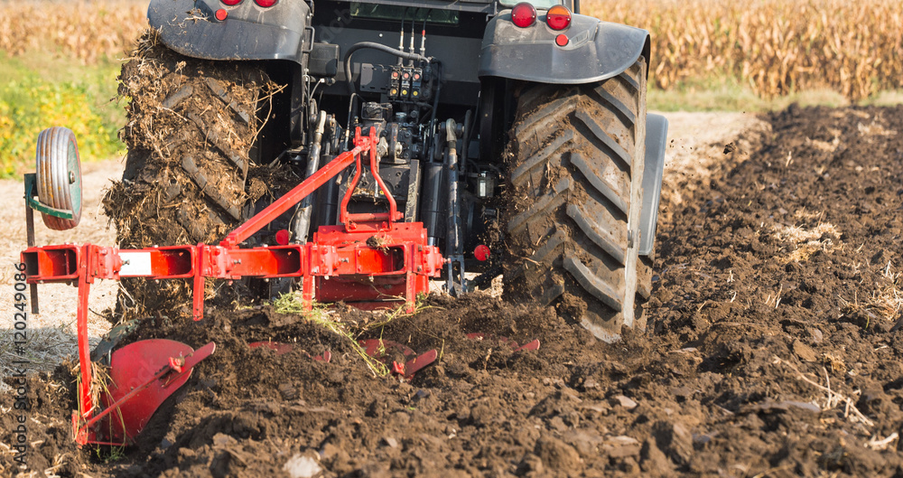 Obraz premium Tractor working in the field