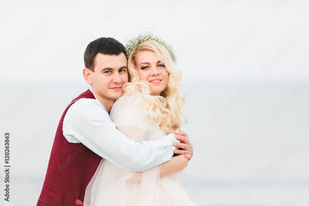 Obraz premium Happy wife and groom on the beach