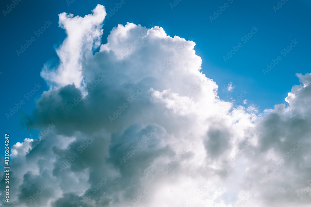 日を浴びて白く輝く雲