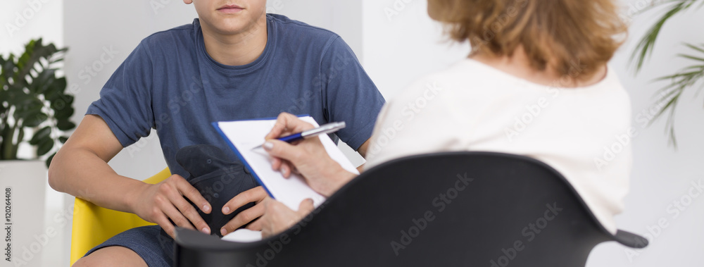 Teenager during the psychotherapy session - obrazy, fototapety, plakaty 