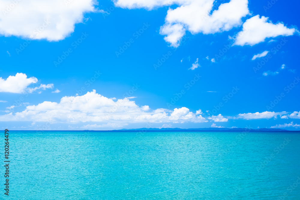 沖縄のエメラルドグリーンに輝くの海と遠くの
