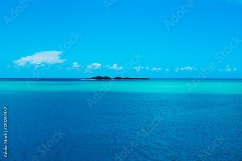 沖縄のエメラルドグリーンの海に浮ぶ小島 © cotta foto