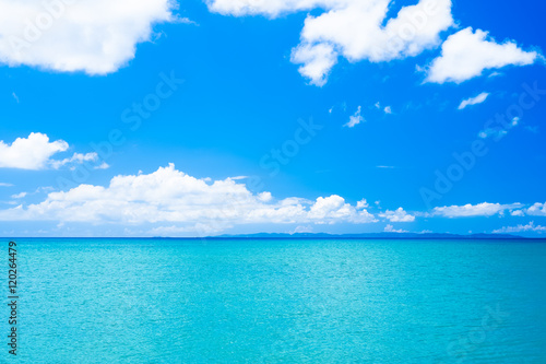沖縄のエメラルドグリーンに輝くの海と遠くの © cotta foto