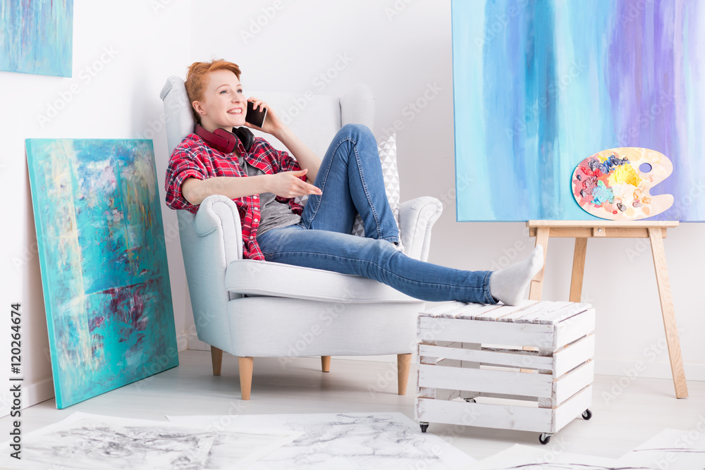 Obraz premium Sharing her artistic success with a fellow painter
