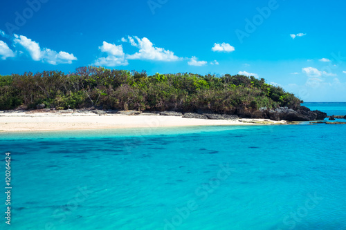沖縄の海岸の前の小さな島と青い海