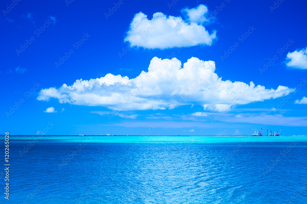 沖縄の青い海と大きな真っ白な雲