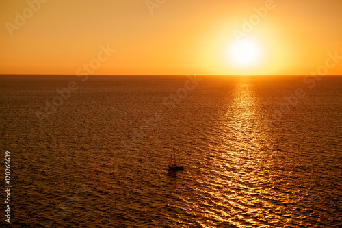 żeglowanie na morzu podczas zachodu słońca