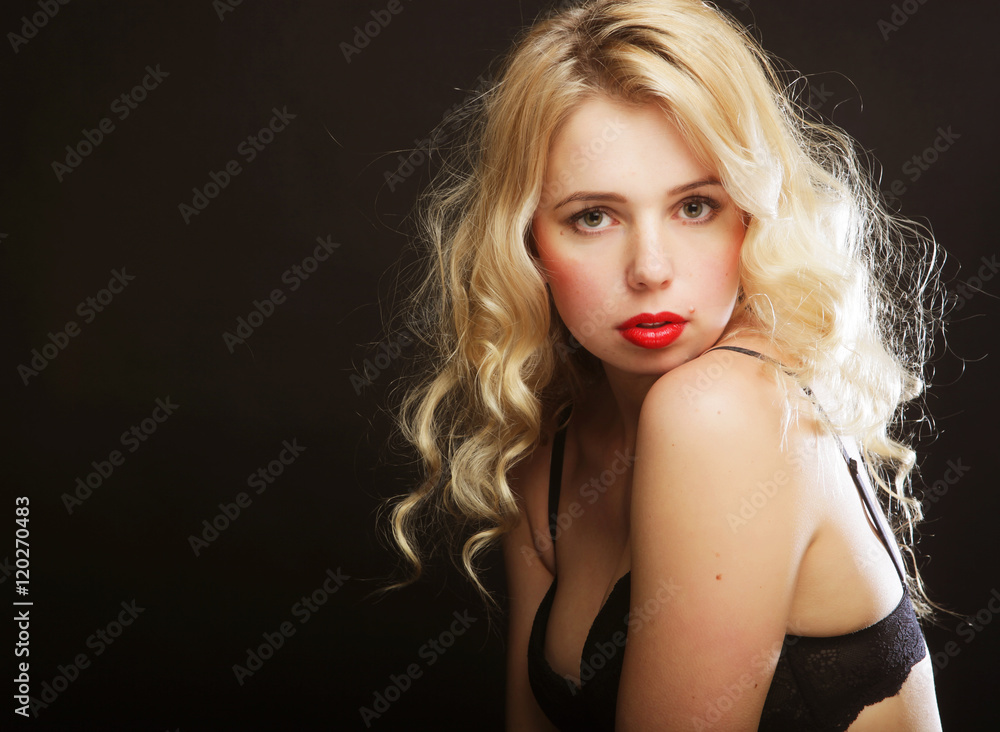 Naklejka premium blond woman with curly hair in black lingerie