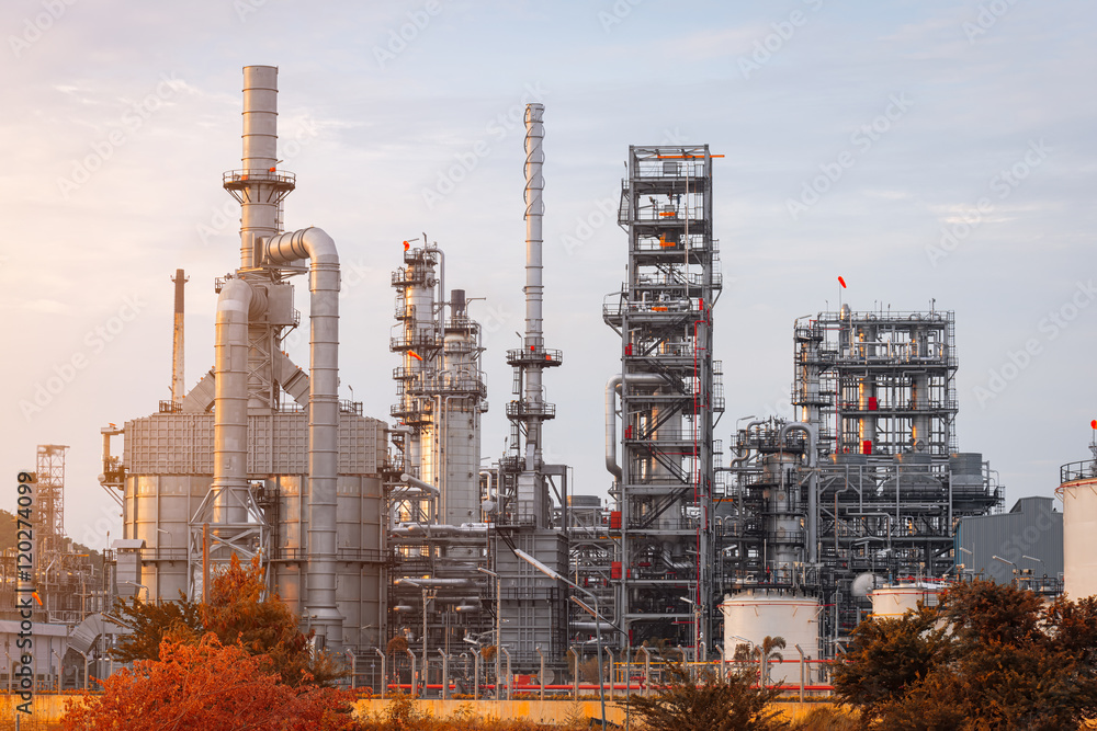 Obraz premium Oil Refinery factory at twilight , petrochemical plant , Petroleum , Chemical Industry